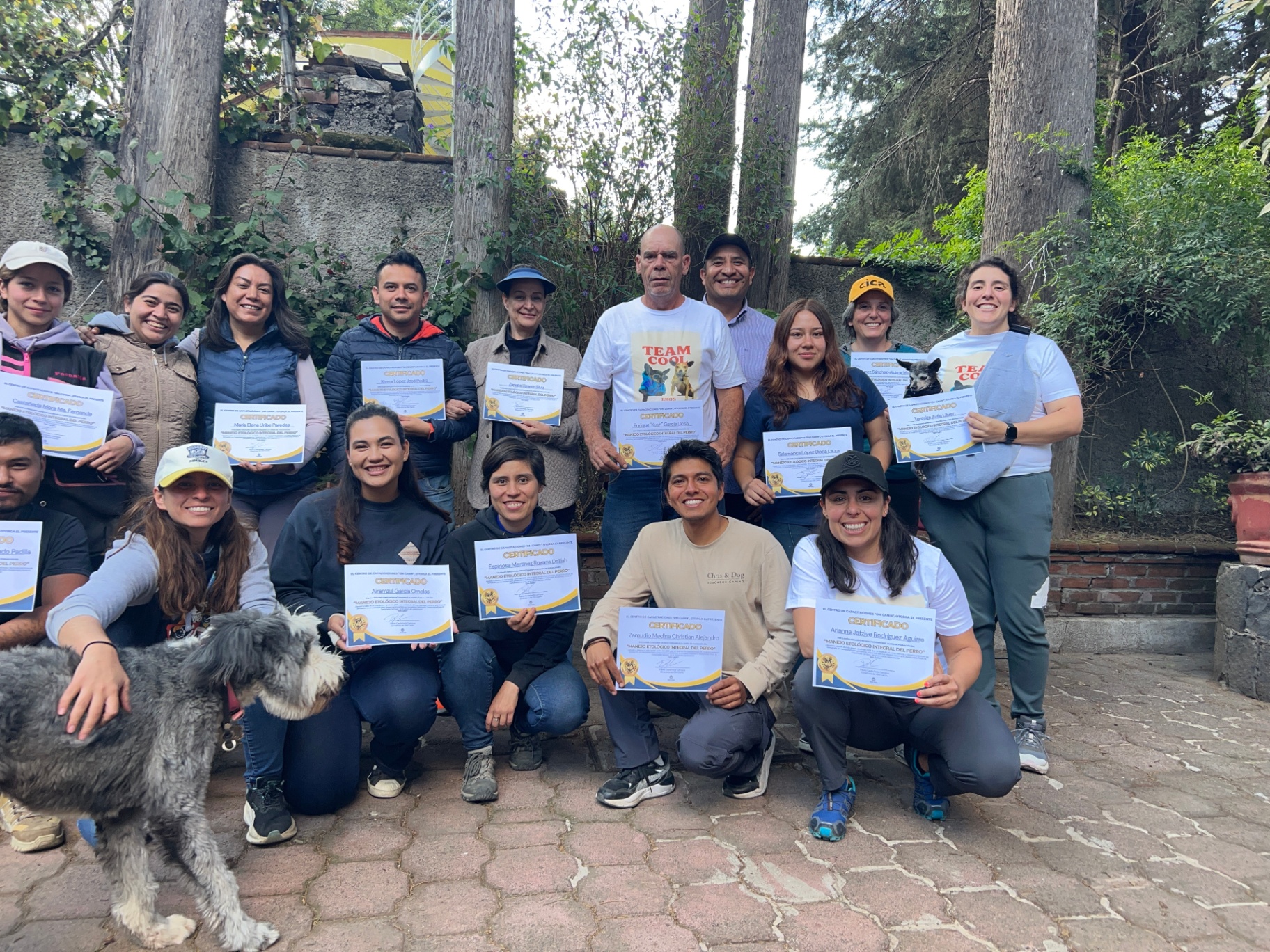 Grupo de alumnos con certificados de Manejo Etológico Integral del Perro