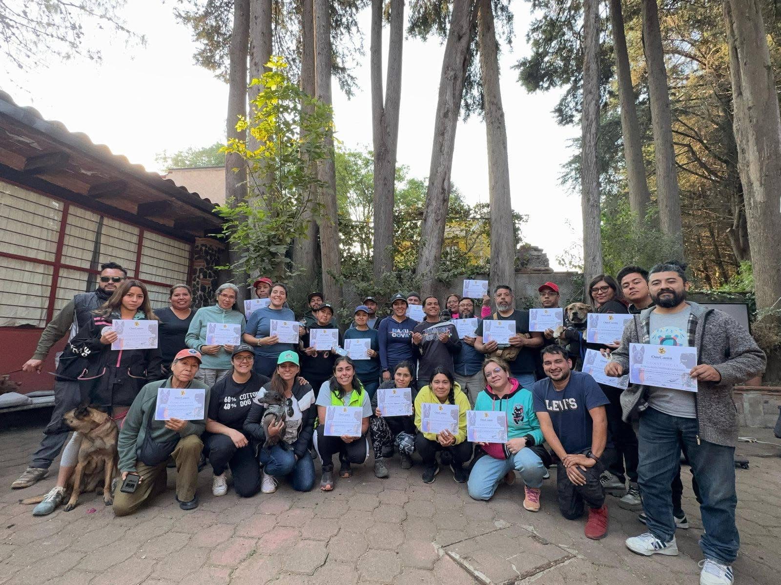 Grupo de alumnos de Om Canin con constancias del curso